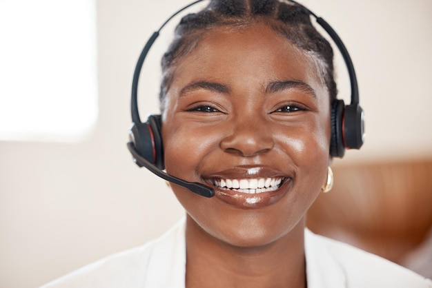 L'agente più amichevole che tu abbia mai chattato con Ritratto di un giovane agente di call center che lavora in un ufficio