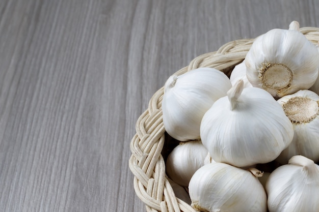 L'aglio in una ciotola di legno è pronto per essere cucinato in cucina.