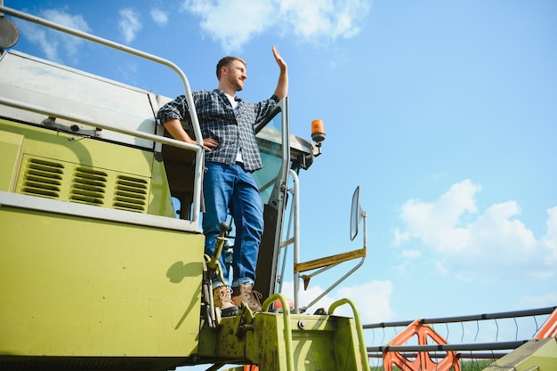 L'agricoltore controlla la mietitrebbia