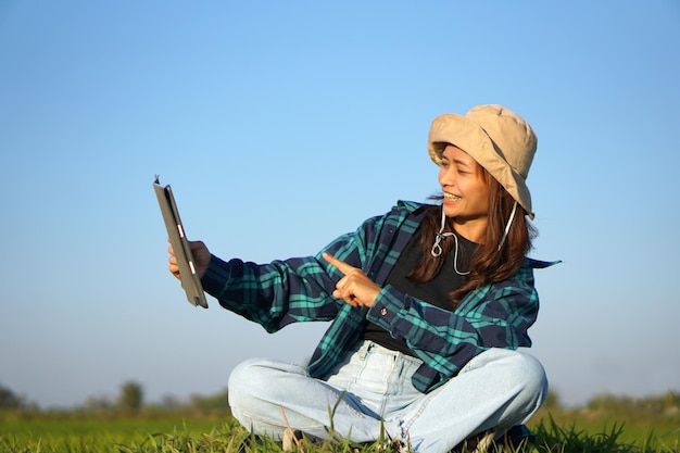 L'agricoltore femminile asiatico si è divertito con l'obiettivo di crescita del riso Analisi computerizzata