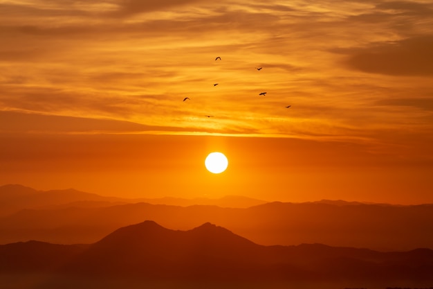 l'alba dalla cima di una montagna in Corea.