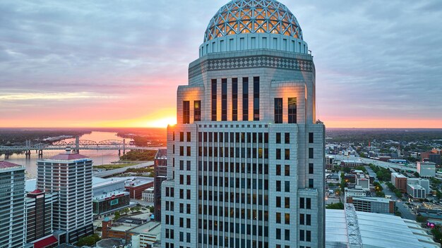 L'alba dietro l'edificio 400 West Market di Louisville Kentucky aerea