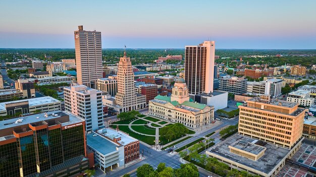 L'alba splende sul centro di Fort Wayne nei grattacieli e nei tribunali d'estate.