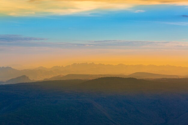 L'alba splendente risplende sulla catena montuosa