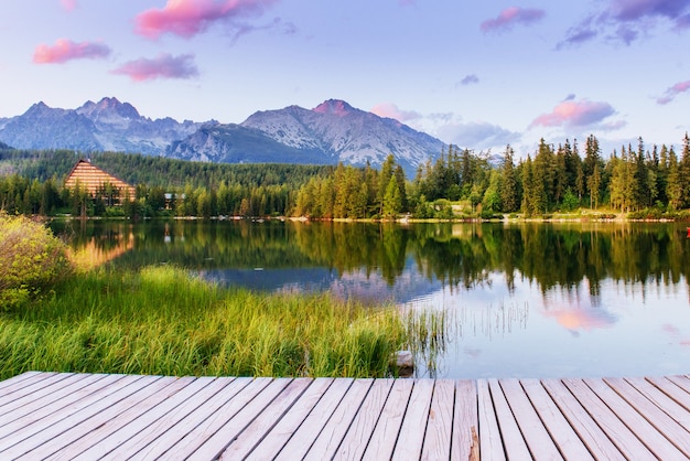 L'alba su un lago nel parco Alti Tatra. Shtrbske Pleso,