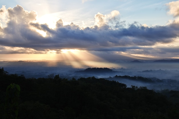 L'alba sul tempio di Borobudur, Indonesia