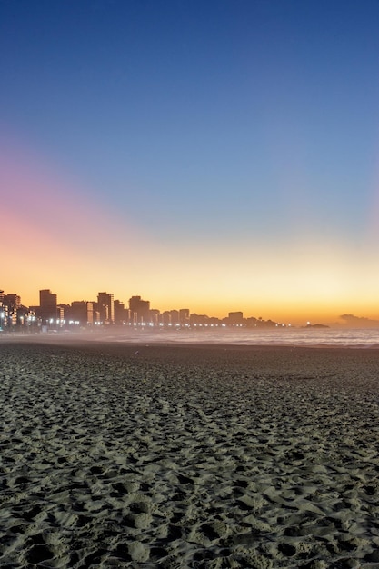 L'alba sulla spiaggia di Leblon a Rio de Janeiro