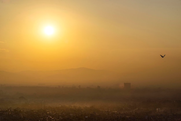 L'alba vista dalla cima di una collina