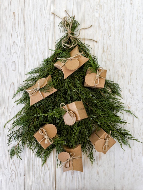 L'albero di Natale è decorato con regali artigianali