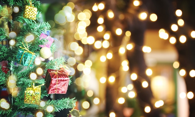 L'albero di Natale e il bokeh del fondo di festa e hanno lo spazio della copia.