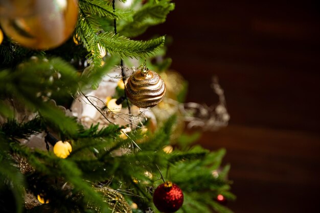 L'albero di Natale gioca il caffè del primo piano senza bokeh