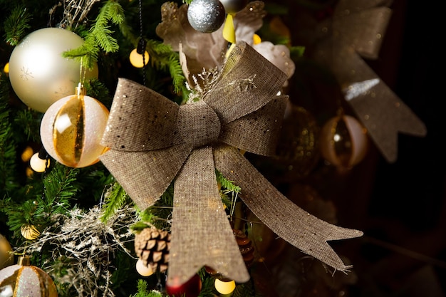 L'albero di Natale gioca il caffè del primo piano senza bokeh