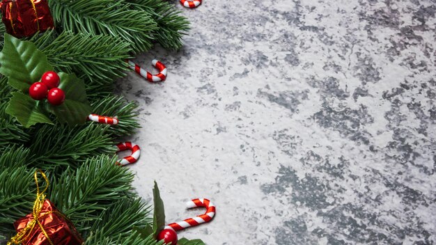 L'albero di pino delle decorazioni di Natale lascia le bacche delle palle sul fondo di lerciume