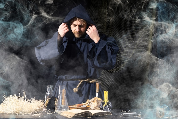 L'alchimista medievale fa rituali magici a tavola