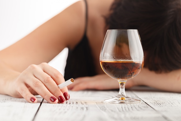 L'alcolismo femminile è un problema sociale. Il consumo femminile di whisky è causa di stress nervoso