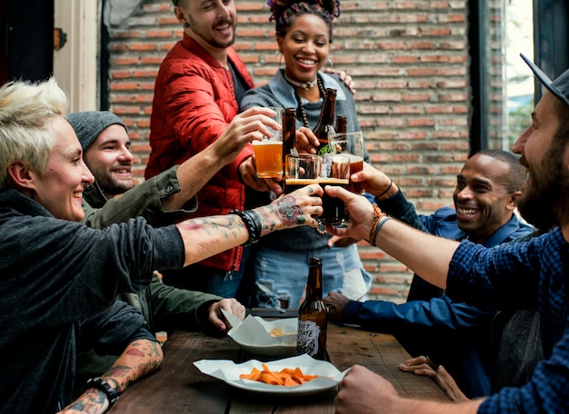 L&#39;alcool dell&#39;alcool del creatore della birra del mestiere celebra il rinfresco