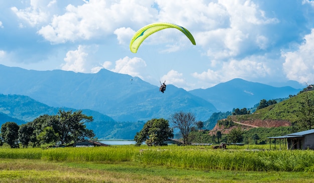 L'aliante sorvola un prato, Pokhara, Nepal