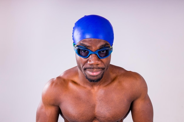 L'allenatore afroamericano ha un corpo muscoloso bagnato che è di buon umore dopo il nuoto e le immersioni