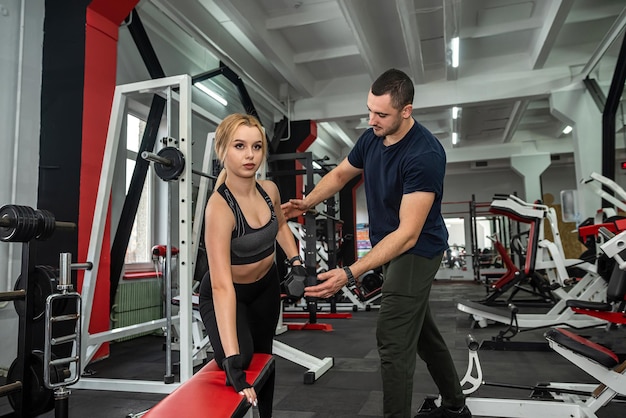 L'allenatore di una prestigiosa palestra fitness promette allenamento fisico ai suoi clienti abituali. Il concetto di formazione sotto la supervisione di un formatore professionista