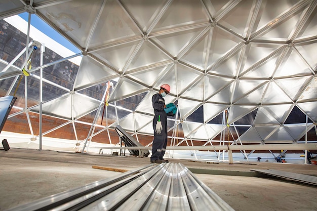 L'alluminio della cupola del serbatoio di ispezione visiva della registrazione del file del lavoratore maschio nello spazio confinato