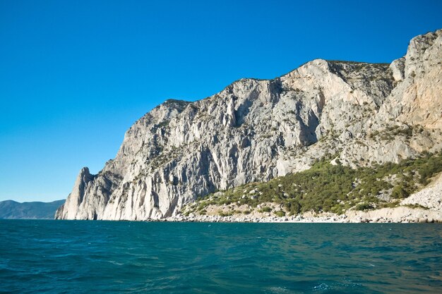 L'alta roccia va nel mare, filtra