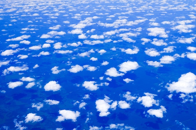 L'alta vista del cielo blu dalle forme delle nuvole dell'aereo