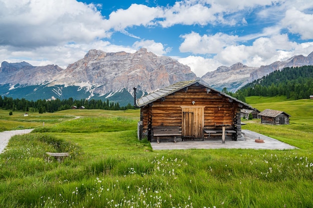 L'altopiano della Pralongia nel cuore delle Dolomiti, tra Corvara e San Cassiano