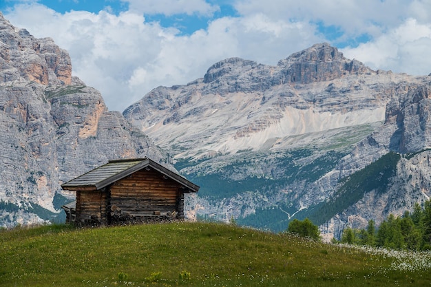 L'altopiano della Pralongia nel cuore delle Dolomiti, tra Corvara e San Cassiano