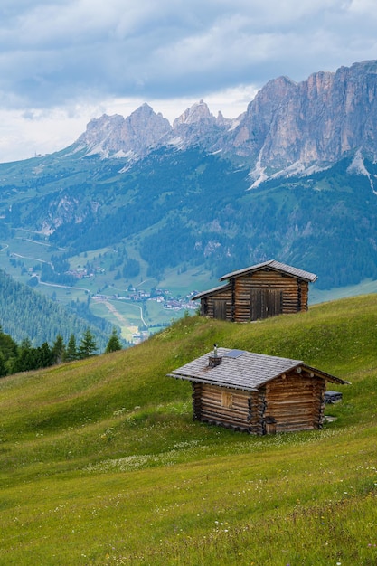 L'altopiano della Pralongia nel cuore delle Dolomiti, tra Corvara e San Cassiano