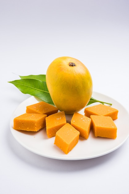 L'ambyachi vadi o mango burfi o barfi o torta dall'India è realizzato utilizzando autentici frutti di alphonso mescolati con Khoya. Servito in un piatto, messa a fuoco selettiva