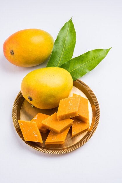 L'ambyachi vadi o mango burfi o barfi o torta dall'India è realizzato utilizzando autentici frutti di alphonso mescolati con Khoya. Servito in un piatto, messa a fuoco selettiva