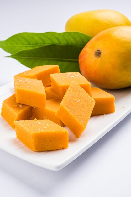 L'ambyachi vadi o mango burfi o barfi o torta dall'India è realizzato utilizzando autentici frutti di alphonso mescolati con Khoya. Servito in un piatto, messa a fuoco selettiva