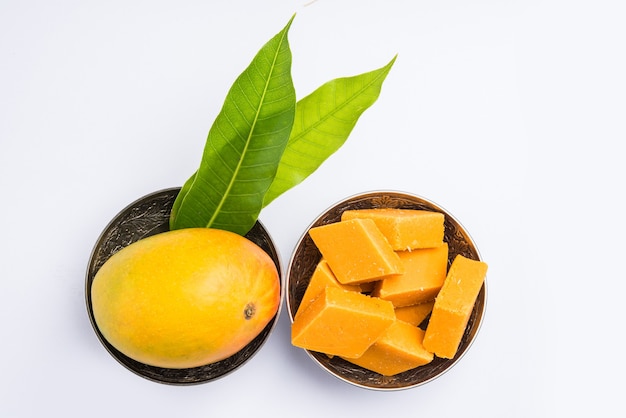 L'ambyachi vadi o mango burfi o barfi o torta dall'India è realizzato utilizzando autentici frutti di alphonso mescolati con Khoya. Servito in un piatto, messa a fuoco selettiva