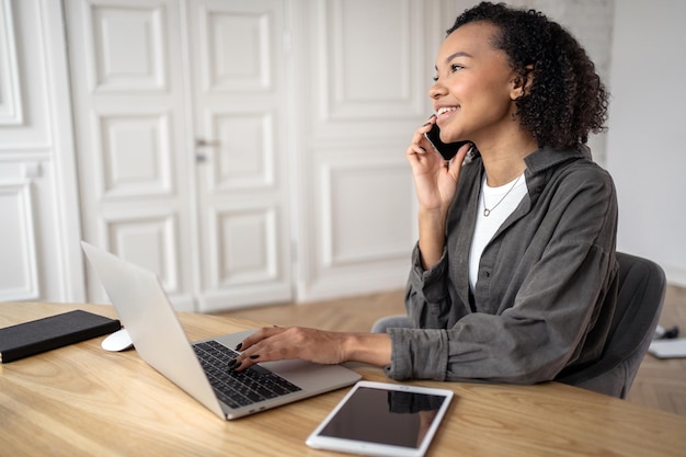 L'amministratore una donna con gli occhiali online fa una relazione sul piano di lavoro per il progetto utilizza un laptop sul posto di lavoro