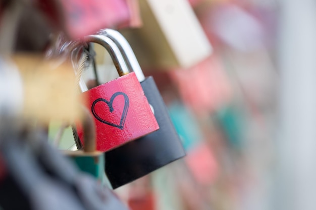 L'amore colorato si blocca su un ponte