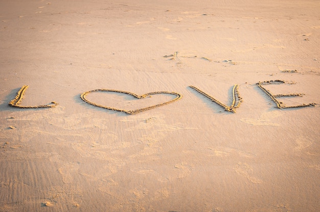 L&#39;AMORE è scritto a mano nella sabbia