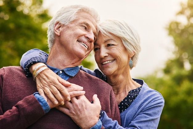 L'amore mantiene il cuore felice Colpo di una coppia senior felice nel parco