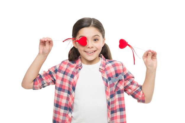 L'amore riguarda la fiducia Vivere senza rimpianti amore senza limiti Piccola ragazza con cuori su bastoncini Ragazza carina con cuori rossi Decorazioni a cuore per bambini Buon San Valentino Concetto di amore familiare