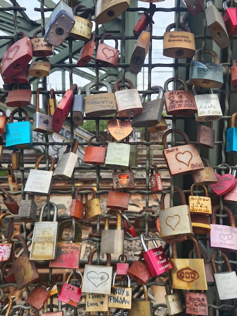 l'amore si blocca su un ponte