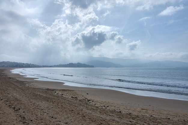 L'ampia spiaggia conosciuta come Playa America a Nigran Pontevedra, in Spagna