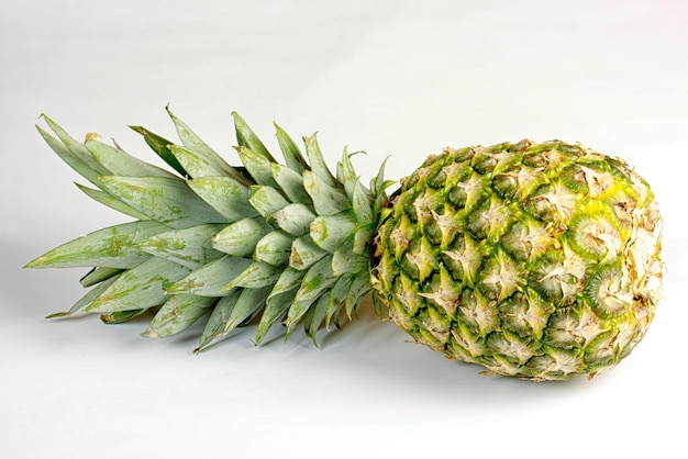 L'ananas è isolato su uno sfondo bianco