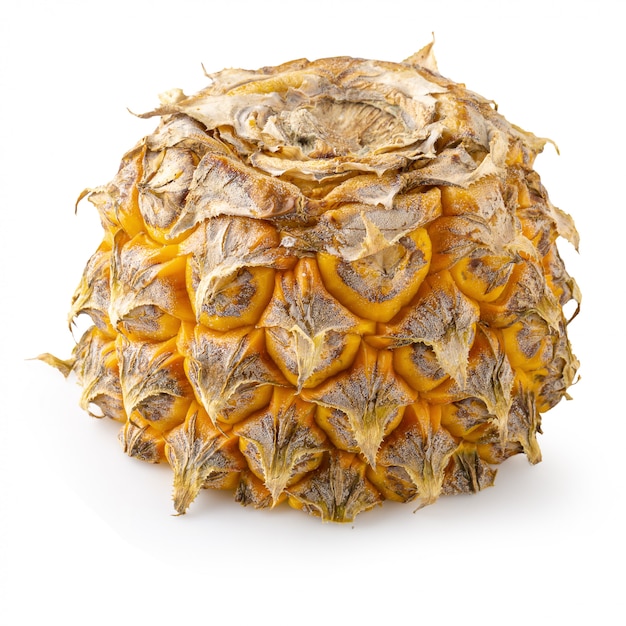 L&#39;ananas maturo è frutta tropicale isolata su fondo bianco