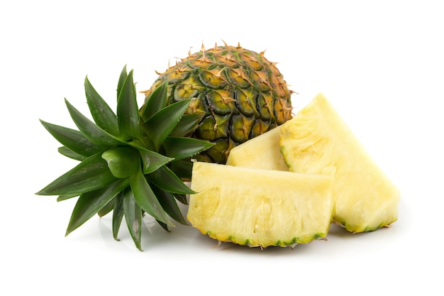 L&#39;ananas maturo è frutta tropicale isolata su fondo bianco