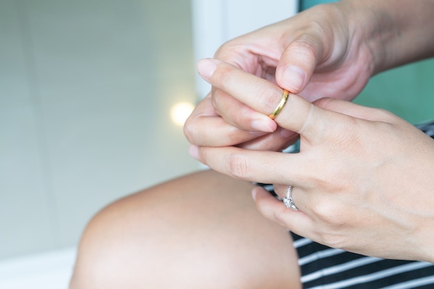 L&#39;anello bloccato toglie l&#39;unghia grassa della donna, rimuovendo l&#39;anello d&#39;oro