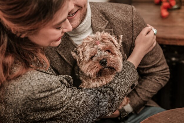 L'animale preferito. Un uomo e una donna che abbracciano il loro cane