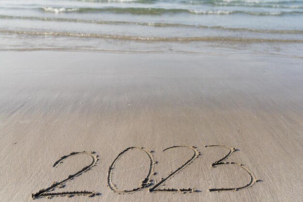 L'anno 2023 è scritto sulla sabbia della spiaggia