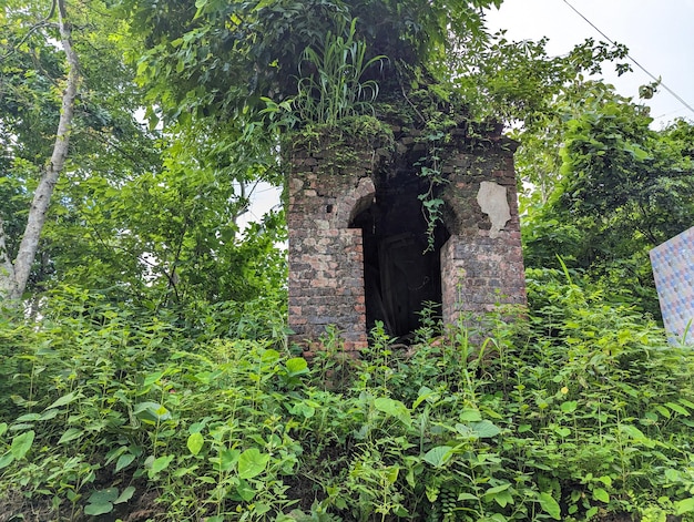 L'antica architettura della chiesa in cima alla montagna