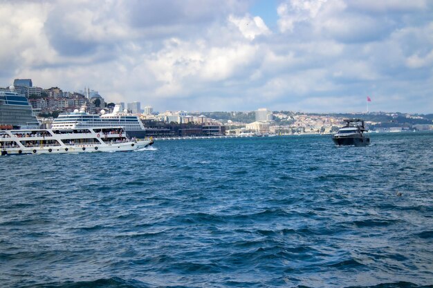 L'antica città di Istanbul Il mare di Istanbul con le navi sulla riva del mare a Trkiye