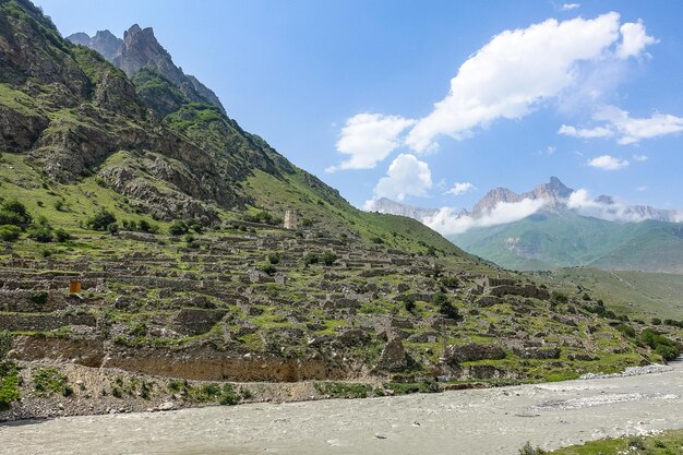 L'antica città di Kunlum nella gola del fiume Cherek nelle vicinanze del tratto di Ushtulu Caucaso giugno 2021