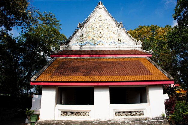 L'antica sala di ordinazione o l'antica rovina ubosot per i viaggiatori thailandesi le persone viaggiano visitano rispettano pregano benediscono il Buddha desiderano il santo al Wat Mae Nang Pleum o al Tempio Maenangpluem ad Ayutthaya in Thailandia